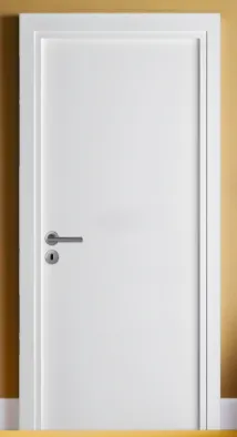 Porte blanche unie classique en microlaminé avec poignée à levier