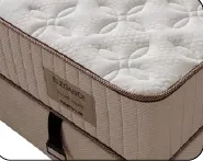 Matelas Elegance clair à capitons avec panneaux latéraux matelassés