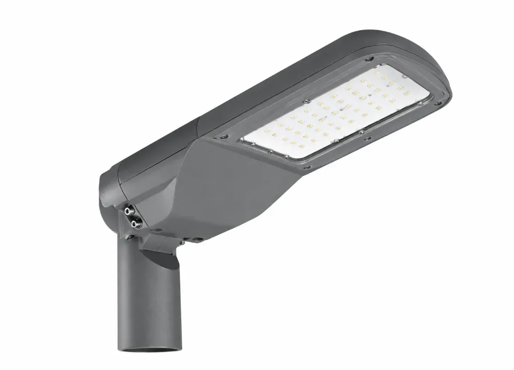 [OS10-040L] Luminaire LED de rue gris monté sur poteau avec panneau rectangulaire IP66